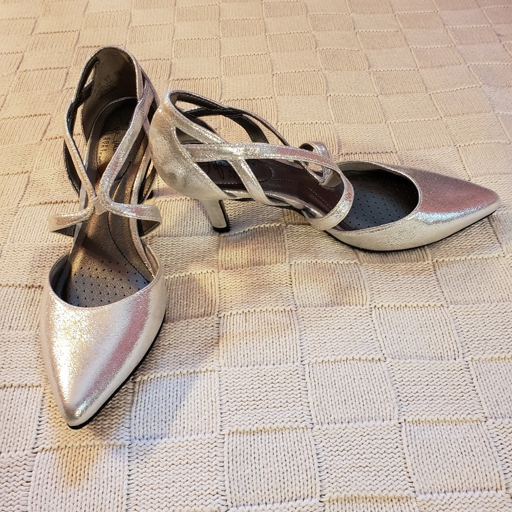 Life Stride Womens Silver 2" Heels Size 5.5 M
